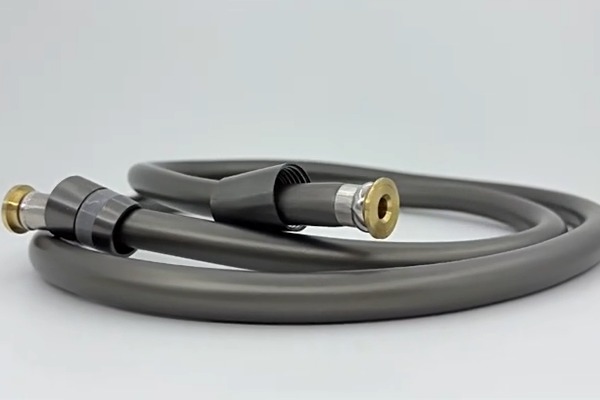 不銹鋼還是PVC？家用淋浴軟管到底該選哪個(gè)？