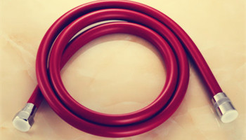 為什么很多花灑淋浴軟管采用PVC材質(zhì)？